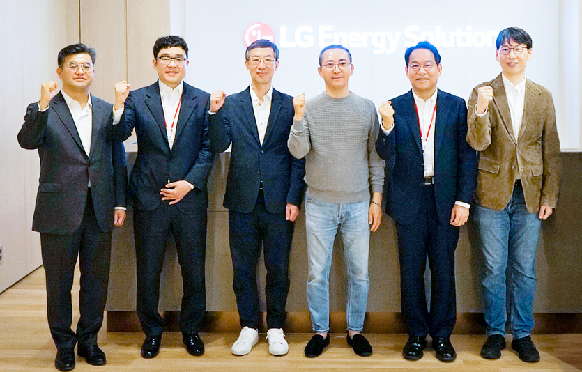 LG에너지솔루션 CDO (왼쪽부터)변경석 전무, 신진우 KAIST 교수, 박종우 서울대 교수, LG에너지솔루션 CEO 권영수 부회장, 윤성로 서울대 교수, 전병곤 서울대 교수 등이 기념사진을 찍고 있다. 사진=LG에너지솔루션