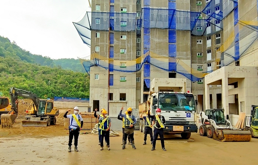 부영그룹이 중대재해 예방을 위해 전국 공사현장과 임대 관리단지에 대해 자체 안전점검을 진행한다. 전남 여수 신축아파트 공사현장에서 현장 관계자 등이 안전점검을 실시하고 있다. 사진=부영
