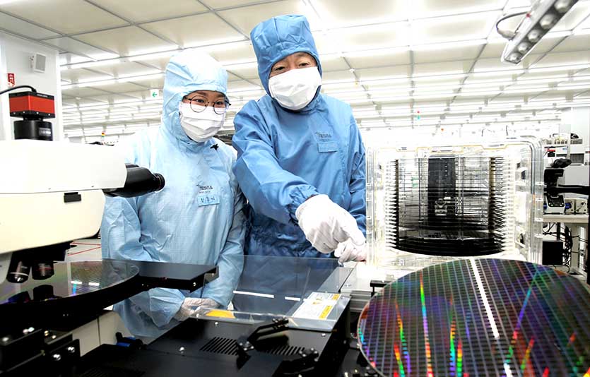 경기도 서안성의 두산테스나 사업장을 찾은 박정원 두산그룹 회장. 사진=두산그룹