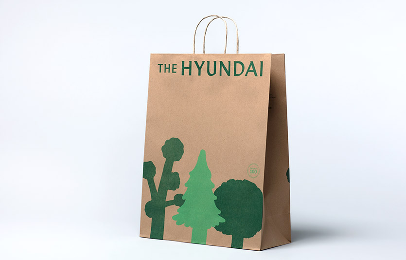 현대백화점은 전국 16개 매장에 100% 재생 용지로 제작된 친환경 쇼핑백을 전면 도입한다. 사진=현대백화점