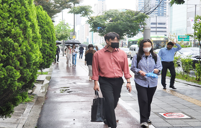 본격적인 장마를 앞두고 여름비가 서울을 적시고 있다. 비가 내리기 시작하자 준비한 우산을 꺼내는 시민들. 사진=신광렬 기자&nbsp;&nbsp;