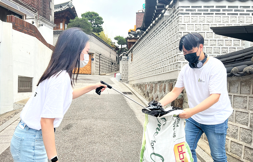 제너시스BBQ그룹의 대학생 봉사단 BBQ 올리버스가 북촌 한옥마을 일대에서 18일 플로깅 활동을 진행했다. 사진=제너시스BBQ그룹