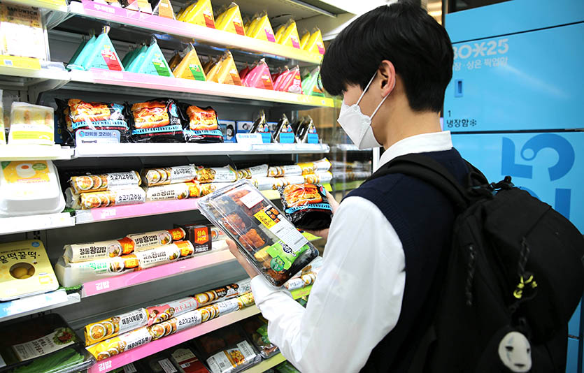 편의점 GS25는 결식아동을 위해 서울시 아동 급식카드 온라인 결제 시스템을 도입한다. 청소년이 편의점 상품을 살펴보고 있다. 사진=GS리테일