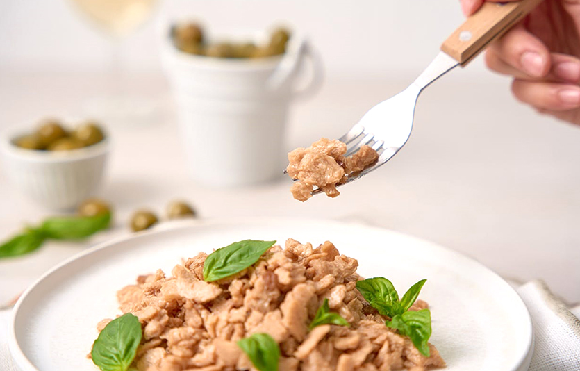 오뚜기는 21일 ‘언튜나 식물성 바질 참치’를 최초 공개한다. 사진=오뚜기