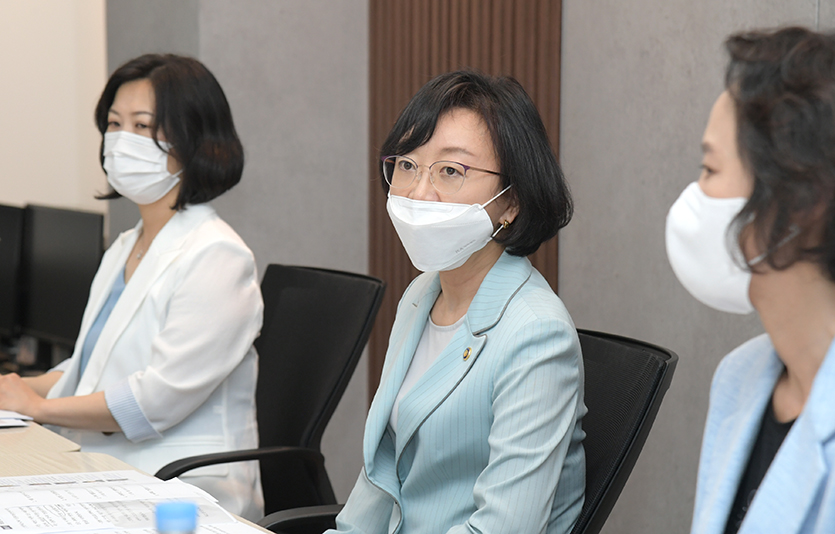 오유경 식약처장은 23일 수입 수산물 통관 검사 현장을 방문했다. 사진=식품의약품안전처