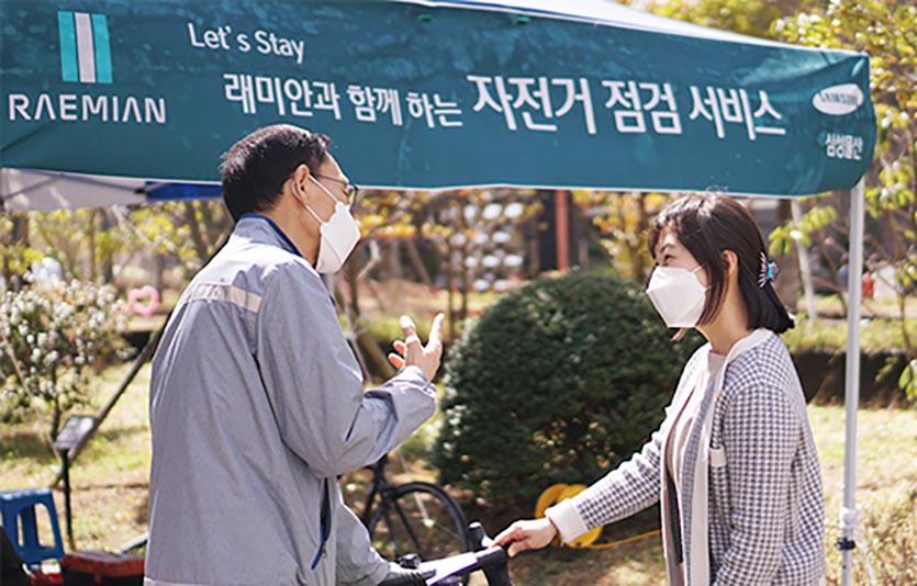 삼성물산 래미안이 국가고객만족도(NCSI)조사에서 아파트 부문 1위를 달성했다. 헤스티아 서비스 등 차별화된 서비스를 제공해온 결과다.