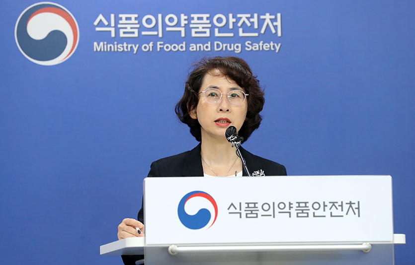 서경원 식품의약품안전평가원장이 SK바이오사이언스 코로나19 백신에 대한 품목 허가와 관련한 중앙약사심의위원회 회의결과를 발표하고 있다. 사진=뉴시스