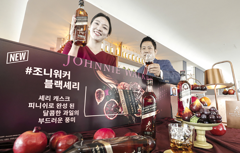 디아지오코리아의 세계 판매 1위 스카치위스키 브랜드 조니워커가 셰리 캐스크에서 숙성한 ‘조니워커 블랙 셰리 피니쉬’를 한정 출시한다. 사진=디아지오코리아