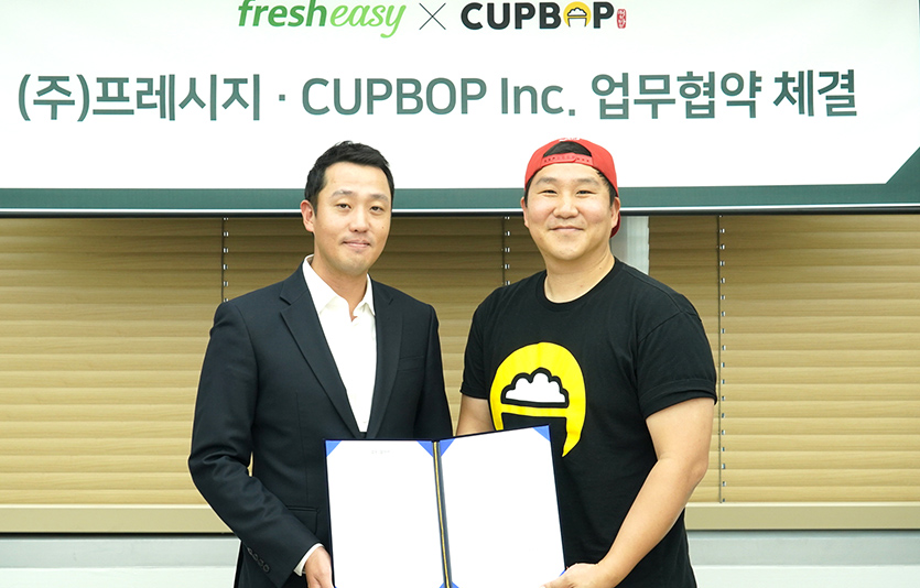 ‘프레시지’는 미국의 한식 프랜차이즈 ‘컵밥’과 글로벌 간편식 개발과 수출 활성화를 위한 업무협약을 최근 체결했다. (왼쪽부터) 정중교 프레시지 대표와 송정훈 컵밥 대표. 사진=프레시지