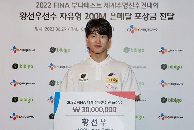 CJ제일제당이 후원중인 수영 황선우에게 세계선수권대회 자유형 200미터 은메달을 획득과 관련한 포상금을 전달했다. 사진=CJ제일제당