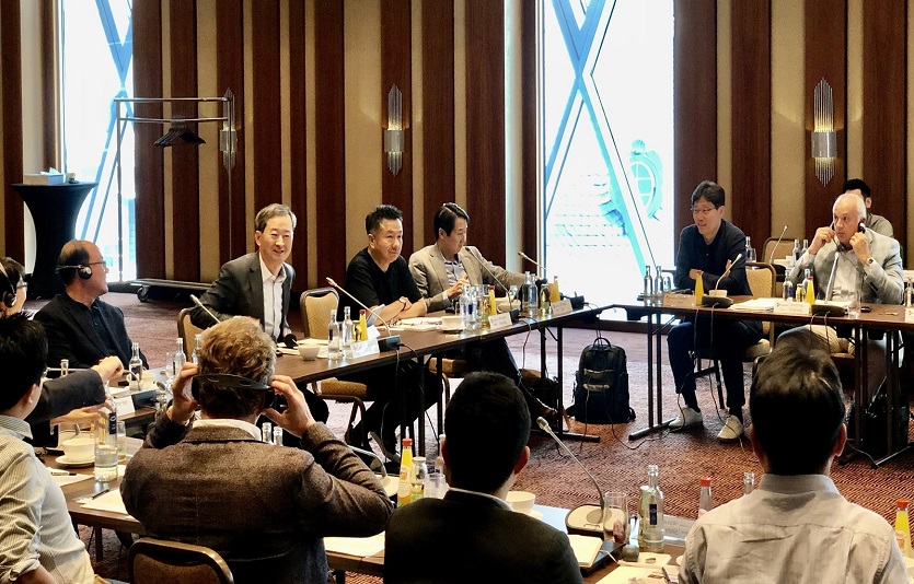 [CJ제일제당_사진자료]독일 프랑크푸르트에서 열린 CJ제일제당 유럽 중장기 성장 전략 회의에서 최은석 대표이사를 비롯한 주요 경영진들이 의견을 나누고 있다.jpg