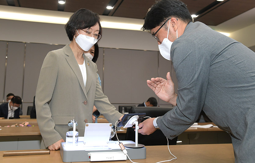오유경 식약처장이 디지털 헬스케어기기 관련 산업 현장의 목소리를 듣기 위해 삼성전자 평택공장에 방문했다. 사진=식품의약품안전처