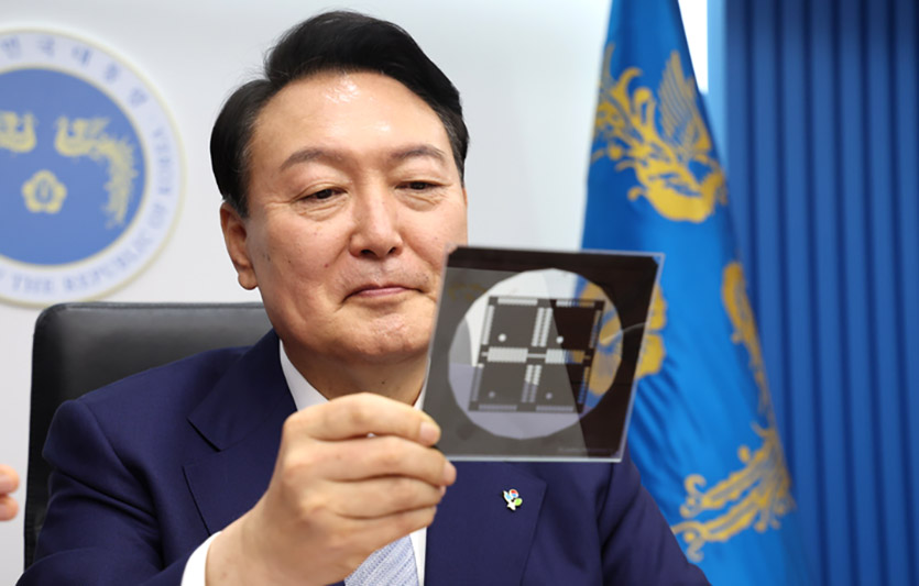윤석열 대통령이 7일 서울 용산 대통령실 청사 영상회의실에서 열린 국무회의에서 반도체 포토마스크를 바라보고 있다. 사진=대통령실