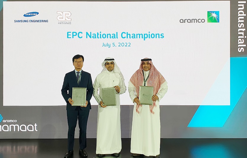 삼성엔지니어링이 5일 열린 나맛 행사에서 국영석유회사 아람코와 NEC(National EPC Champlion) 협약을 체결했다. 왼쪽부터 삼성엔지니어링 최성안 사장, 아람코 압둘카림 알 감디 부사장, ARPIC 라시드 알 루샤이드 회장.  사진=삼성엔지니어링
