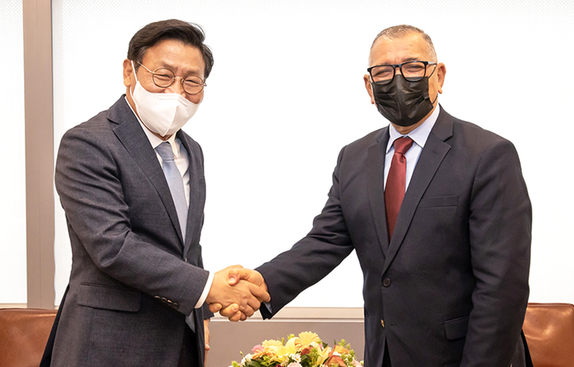 이재승 삼성전자 사장이 라파엘 고메스 도미니카공화국 에너지광물부 차관(사진 오른쪽)을 만나 삼성전자의 주요 활동을 소개하고, ‘2030 부산엑스포’ 유치 지지를 당부했다.