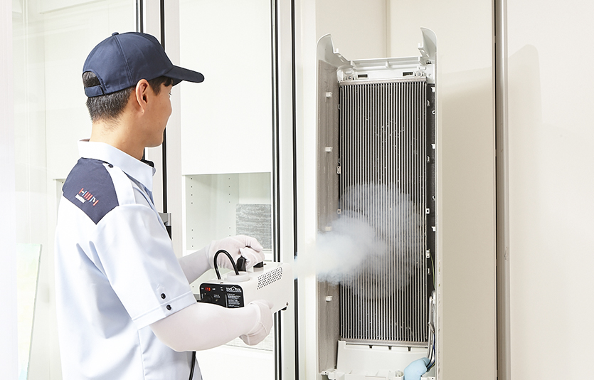 한샘은 홈케어 사업을 강화하며 국내 기반을 다지고 있다. 한샘 홈케어전문가가 에어콘 내부를 살균하는 모습. 사진=한샘