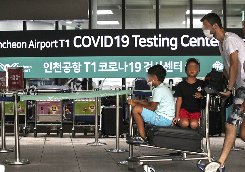 코로나19 유행이 재확산하는 가운데 14일 신규 확진자 수는 3만8000명대를 기록했다. 사진=뉴시스