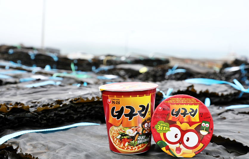 농심은 올해로 40년째  완도에서 다시마를 구매하고 있다. 사진은 국내산 다시마와 너구리. 사진=농심