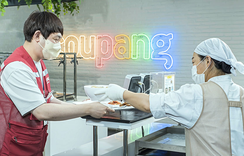 쿠팡풀필먼트서비스는 초복을 맞아 전국 물류센터 직원들에게 영양식을 제공했다. 사진=쿠팡