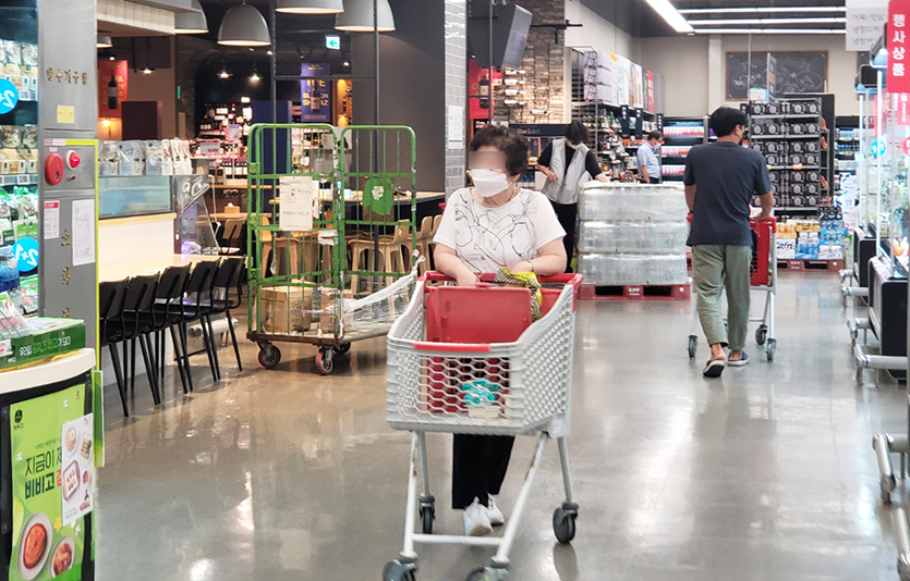 이달 28일부터는 장애인용 쇼핑카트를 비치하지 않은 대형마트에는 100만원의 과태료가 부과된다. 서울 영등포구 롯데마트 양평점. 사진=신광렬 기자