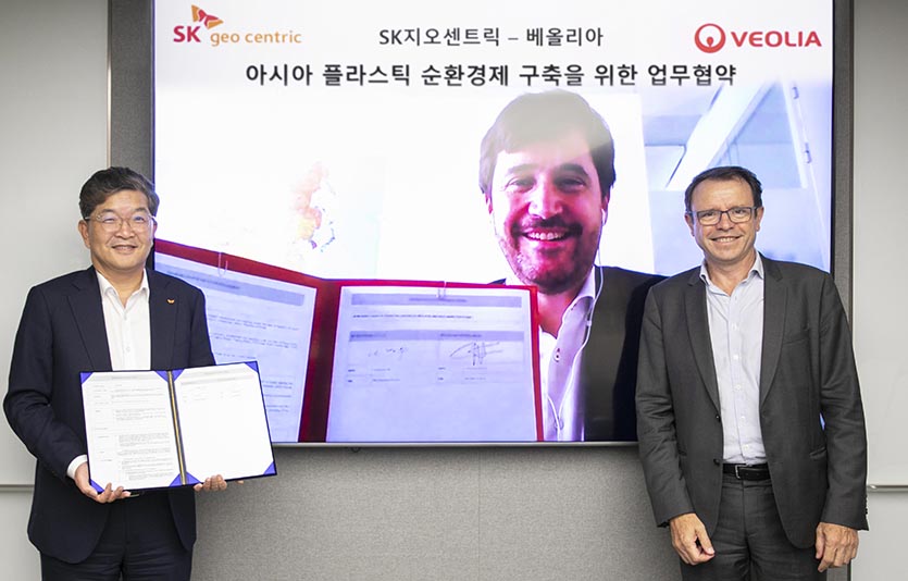 SK지오센트릭은 글로벌 생태 전환 및 자원 관리 전문기업인 베올리아와 손잡았다. (왼쪽부터)나경수 SK지오센트릭 사장, 에르베 프노 베올리아 코리아 대표이사, (화상)크리스토프 마케 베올리아 아시아-태평양 총괄. 사진=SK지오센트릭