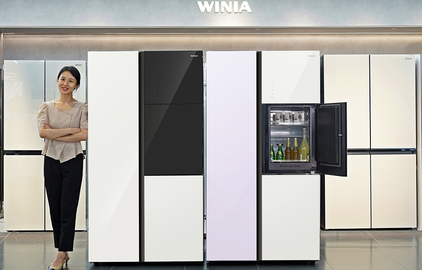 위니아는 감각적인 컬러로 생동감 있는 주방을 완성할 수 있는 802리터(L) 양문형 냉장고를 출시했다. 사진=위니아