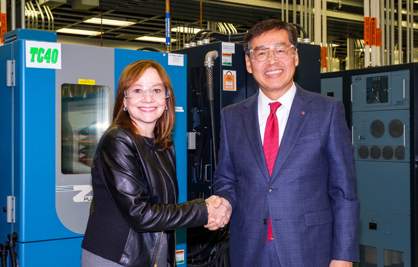 (왼쪽부터) GM CEO 메리 바라 회장과 LG화학 CEO 신학철 부회장이 2019년 12월 얼티엄셀즈 합작계약 체결 후 기념 사진을 촬영했다. 사진=LG화학