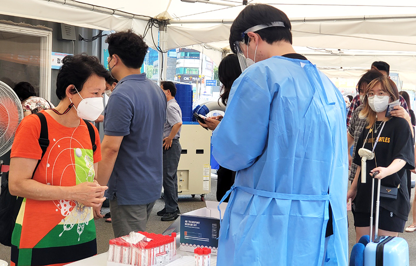 코로나19 유행 확산세가 이어지면서 26일 신규 확진자 수가 10만명을 넘겼다. 같은 날 서울역 중구보건소 임시선별검사소. 사진=신광렬 기자