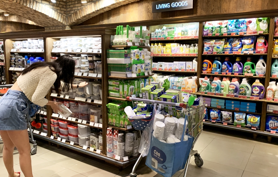 ‘사회적 거리두기’ 완화 영향 등으로 올해 상반기 백화점 매출이 주요 유통업체 중 가장 많이 늘어난 것으로 나타났다. 현대백화점 압구정점 식품관. 사진=김성미 기자