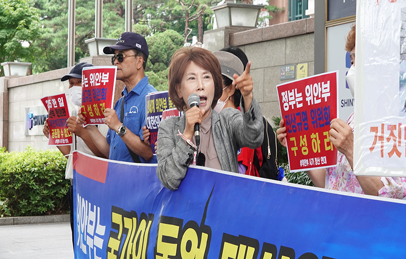 수요집회 참가자들에게 소리를 지르는 주옥순 엄마부대 대표. 사진=신광렬 기자