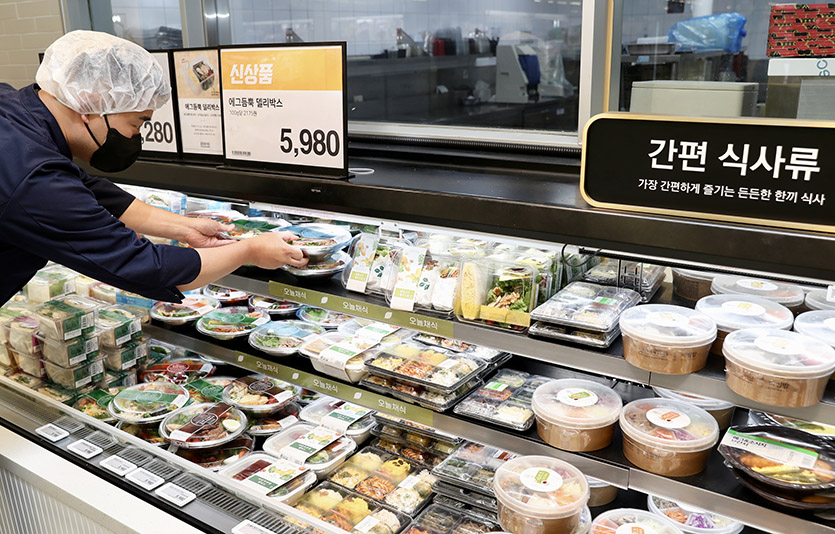 이마트의 올해(1~7월) ‘런치플레이션’ 상품 판매가 크게 늘었다. 이마트 성수점 간편식 매대. 사진=이마트