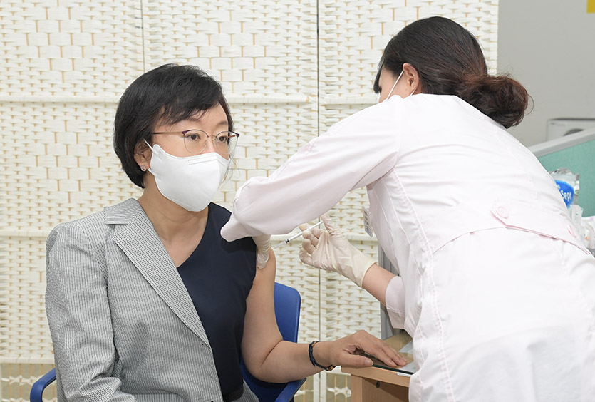 오유경 식품의약품안전처장이 3일 충북 청주시 흥덕구 보건소에서 코로나19 백신 4차 접종을 마쳤다. 사진=식품의약품안전처