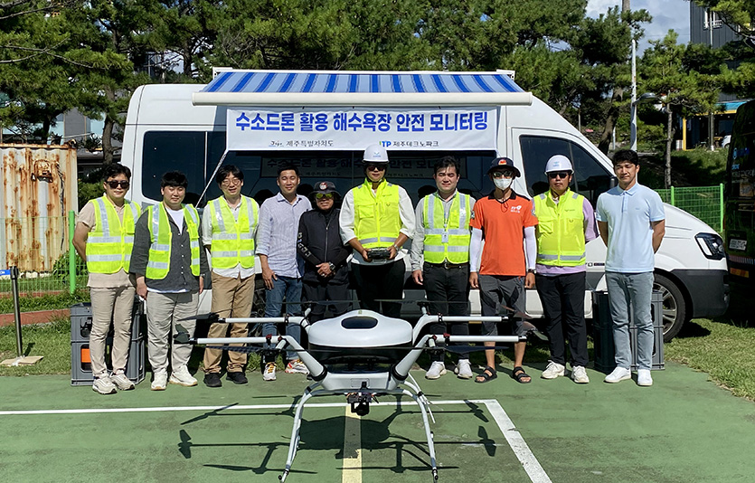 두산모빌리티이노베이션과 제주도 지자체 관계자들이 기념사진을 촬영하고 있다. 사진=두산모빌리티이노베이션