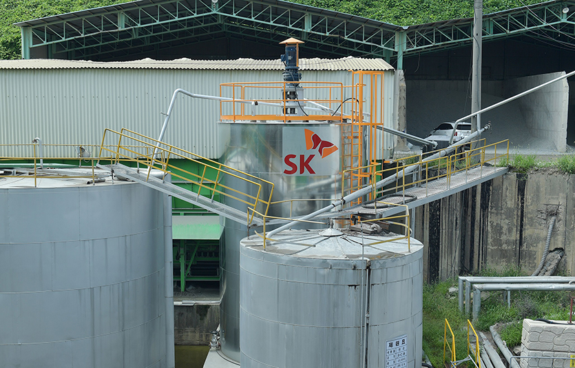 SK에너지와 인성에이앤티 관계자들이 재활용 아스콘 전용 아스팔트 탱크 완공 기념사진을 촬영하고 있다. 사진=SK이노베이션