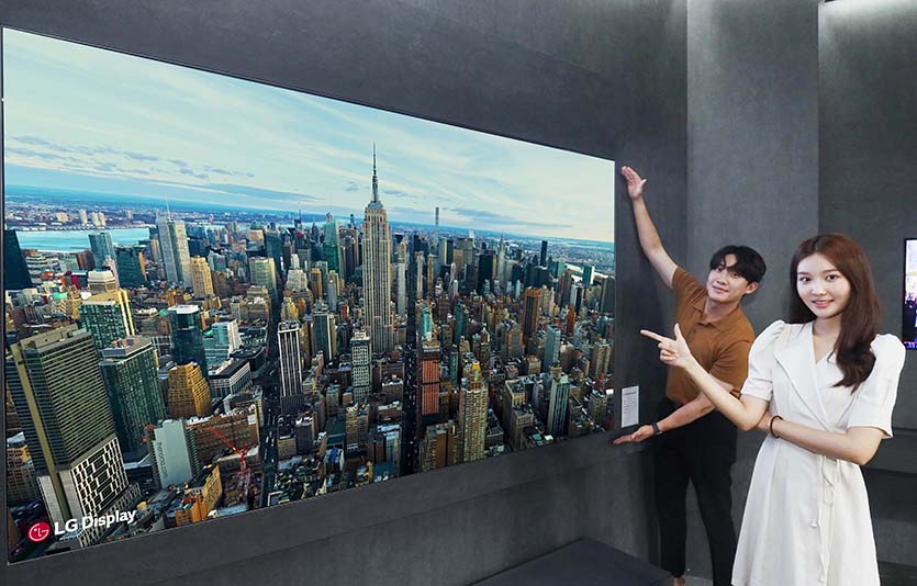 'K-디스플레이 2022'에서 LG디스플레이 모델이 현존 최대 크기의 OLED TV 패널인 97인치 OLED.EX를 소개하고 있다. 사진=LG디스플레이