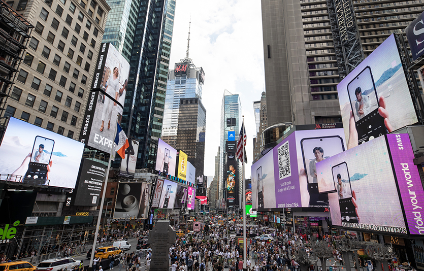 현지시간 10일 오후 4시부터 5시까지 미국 뉴욕 타임스스퀘어에서 총 15개의 스크린을 통해 약 1시간 동안 '갤럭시 Z 플립4 X BTS' 콜라보레이션 영상이 상영됐다. 사진=삼성전자