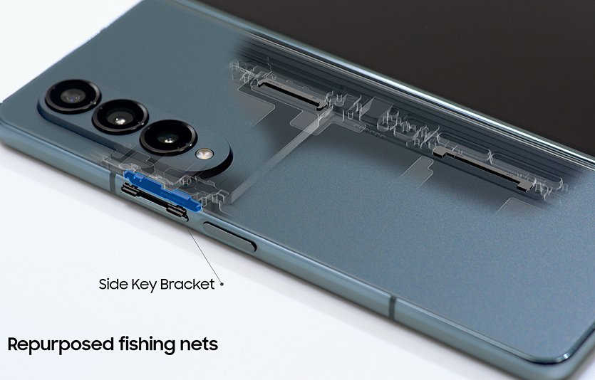 삼성이 이번에 공개된 폴더블폰과 웨어러블 신제품에는 모두 재활용 소재가 적용된 부품이 탑재됐다. 폐어망 재활용 소재가 적용된 사이드키 브라켓. 사진=삼성전자