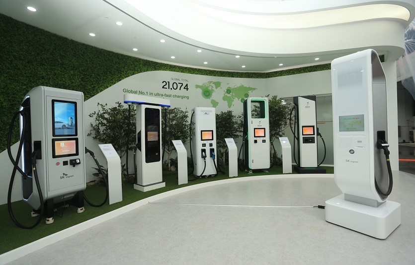 [이미지-2] SK시그넷의 표준형 100kw 제품 및 175kw, 350kw 급의 다양한 제품이 전시 되어 있다.jpg