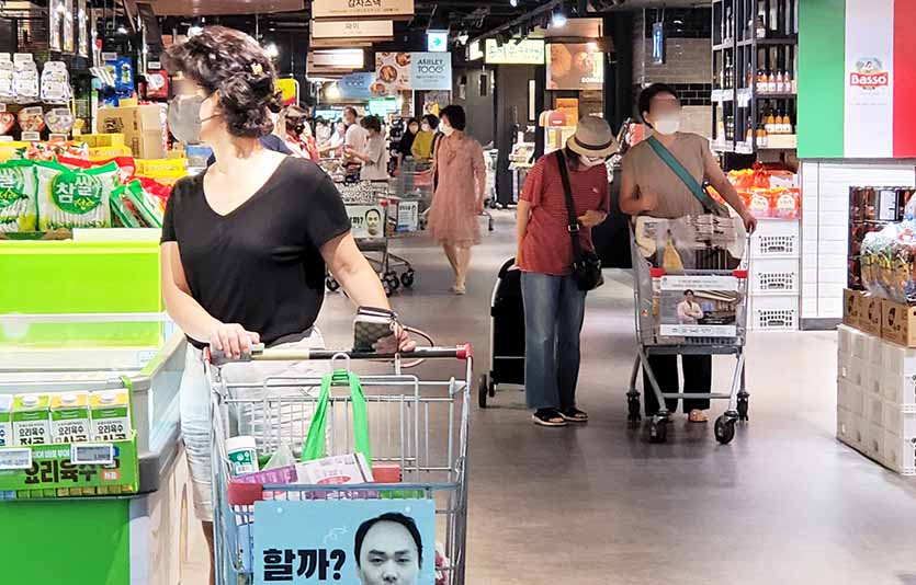 지난달 소비자물가가 6.3% 오르며 2개월 연속 6%대 상승률을 기록했다. 서울 서초구 킴스클럽 강남점. 사진=신광렬 기자