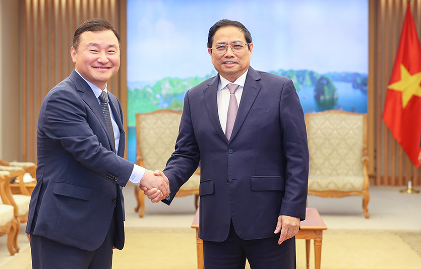 (왼쪽부터) 노태문 삼성전자 사장과 베트남 팜 민 찐 총리. 사진=삼성전자