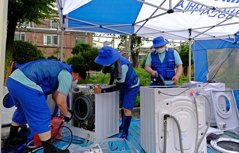 삼성이 긴급수해복구 지원을 위해 기부금과 구호품키트를 전달하고 전자제품 무상점검 서비스도 진행한다. 사진=삼성