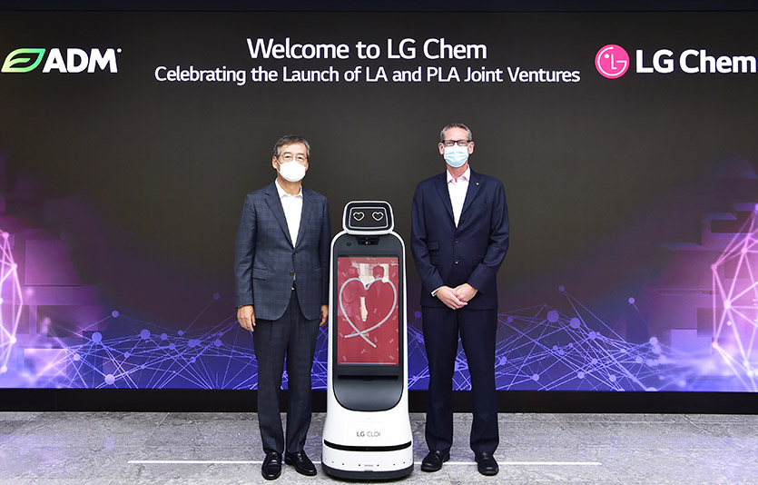 (왼쪽부터) LG화학 신학철 부회장과 이안 피너 ADM 수석부사장이 합작법인 설립 계약을 체결하고 기념사진을 촬영하고 있다. 사진=LG화학