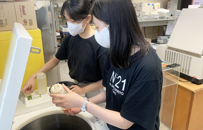 ‘한화사이언스챌린지 2022’ 대상팀 연구 모습. (왼쪽부터) 신은재 학생과 김희원 학생. 사진=한화그룹