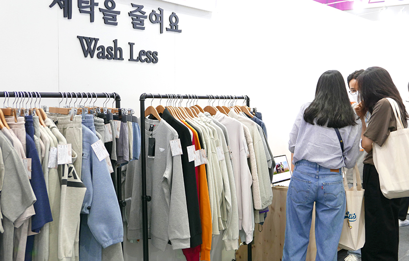 구리를 접목한 친환경 섬유를 출품한 다원앤더스는 세탁을 줄여 미세플라스틱 발생을 감소시키는 자사의 브랜드 볼트론을 소개했다. 사진=김성미 기자