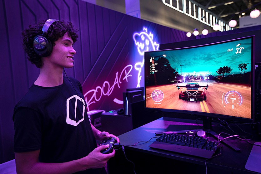 삼성전자는 ‘게임스컴 2022’ ‘오디세이 시티’에서 모델이 ‘오디세이 아크’를 소개하고 있다.  사진=삼성전자