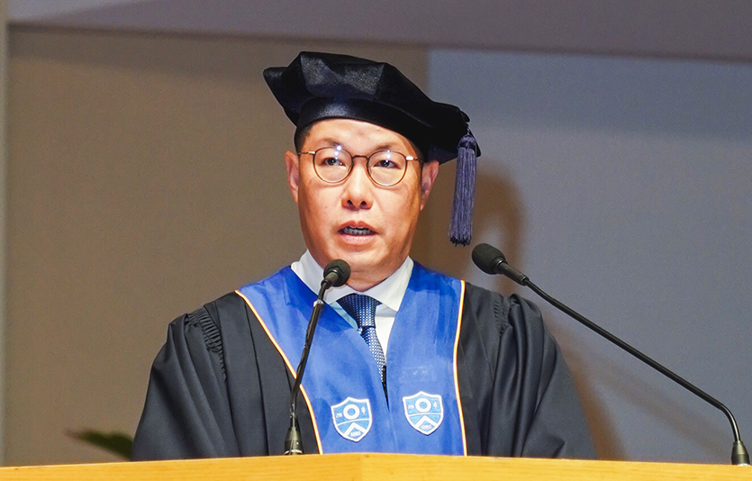 조현상 효성 부회장이 ‘2022년 연세대학교 학위수여식’에서 입학 32년만에 명예졸업증서를 받고, 졸업생들에게 축하와 격려의 메시지를 전했다. 사진=효성그룹