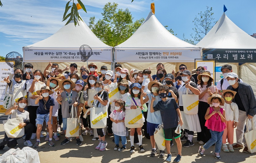 [보도자료 사진 2] `한강 쓰담쓰담` 캠페인에 참여한 시민이 자녀와 함께 플로깅 활동을 하고 있는 모습.jpg