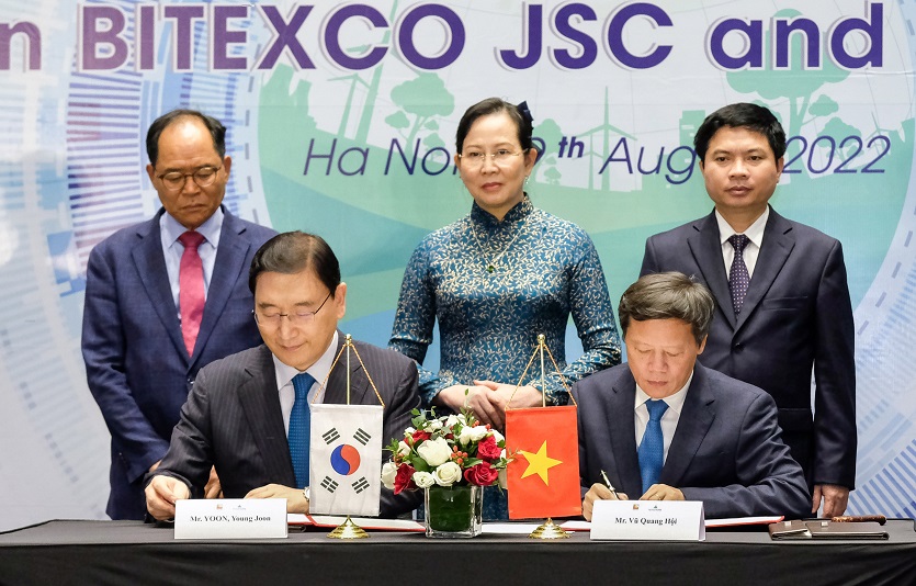 현대건설 윤영준 대표이사 사장(사진 앞 왼쪽)과 비텍스코社 Hoi(호이) 회장 (사진 앞 오른쪽)이 주요 관계자가 참석한 가운데 협력계약 서명식을 진행하고 있다. 사진=현대건설