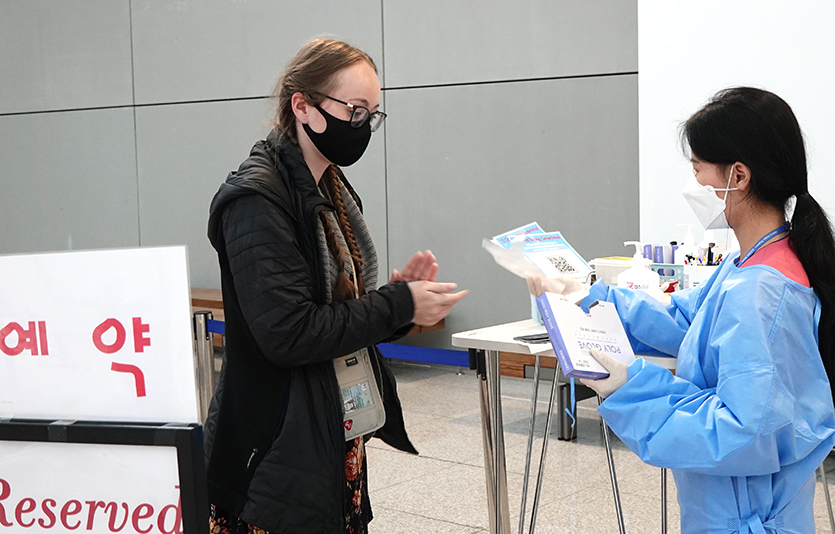 코로나19 재유행 감소세가 계속되면서 30일 신규 확진자 수는 10만명대로 내려왔다. 인천국제공항 제2터미날 코로나19검사소. 사진=이지경제