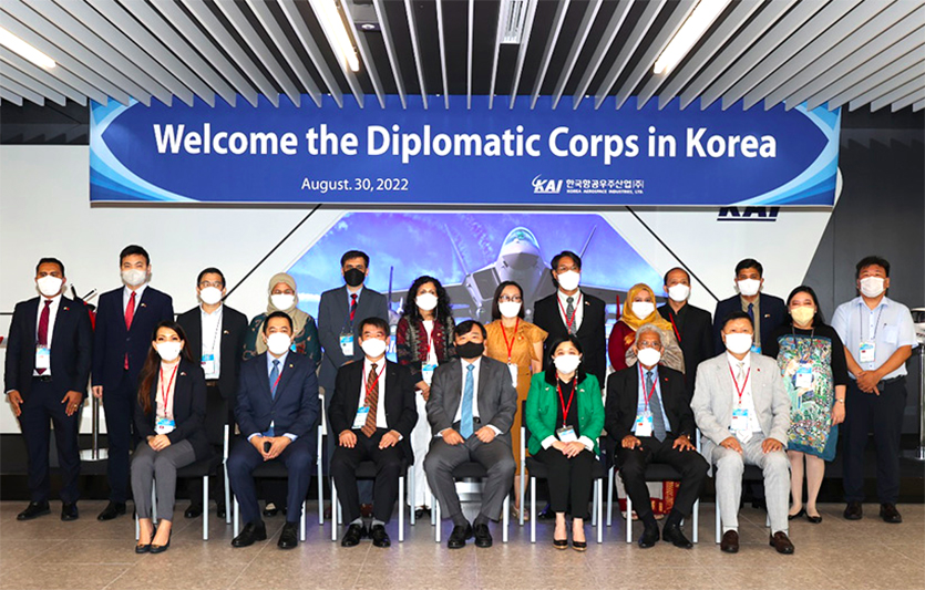 한국항공우주산업㈜(KAI)이 16개국 주한대사단을 경상남도 사천 본사에 초청해 수리온 마케팅에 나섰다. 사진=한국항공우주산업